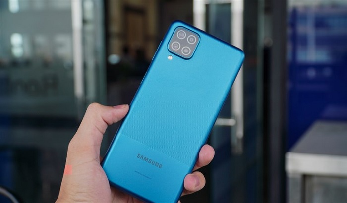 Mặt lưng nổi bật với cụm 4 camera hình vuông