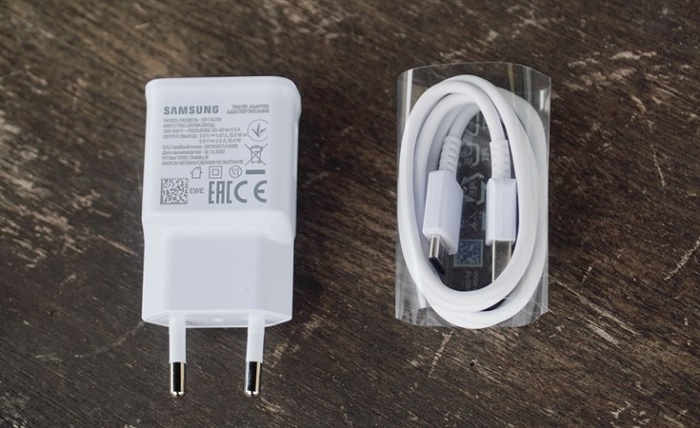 Củ sạc và cáp sạc của Samsung Galaxy A12