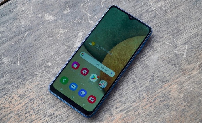 Mặt trước của máy với màn hình 6.5 inch