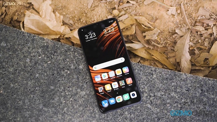 Thiết kế cạnh viền máy vẫn còn khá dày