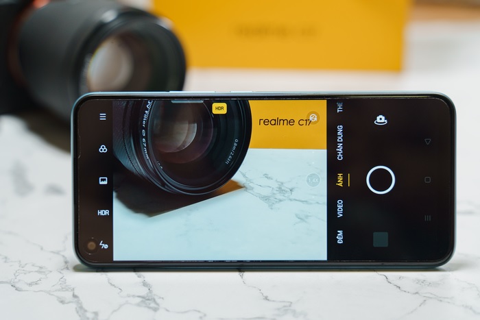 Camera selfie 8MP nằm trong lỗ đục