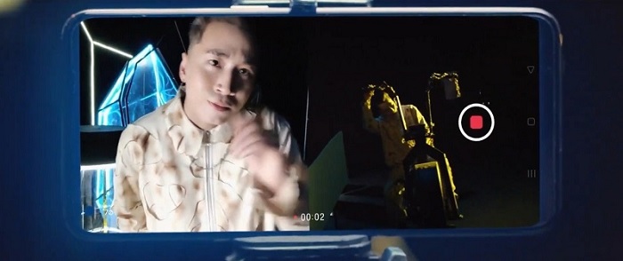 Reno5 thể hiện tính năng quay video hiển thị kép