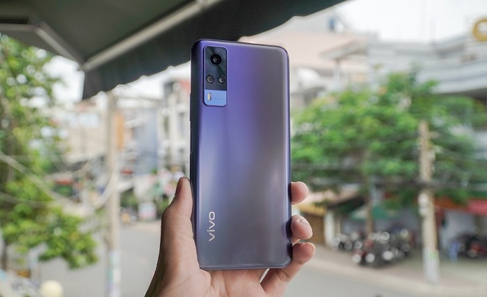 Mặt lưng Vivo Y51 sáng bóng và lạ mắt nhờ hiệu ứng chuyển màu