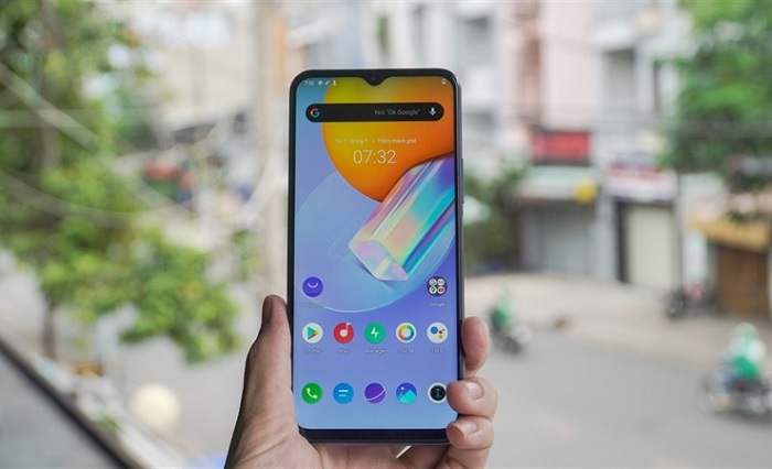 Màn hình Vivo Y51 được thiết kế với notch nhỏ hình giọt nước chứa camera selfie