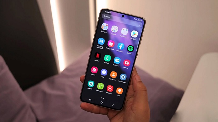 Galaxy S21+ có kích thước 6.7-inch lớn hơn S21 thường (6.2 inch một chút) nhưng mang đến trải nghiệm ấn tượng hơn hẳn