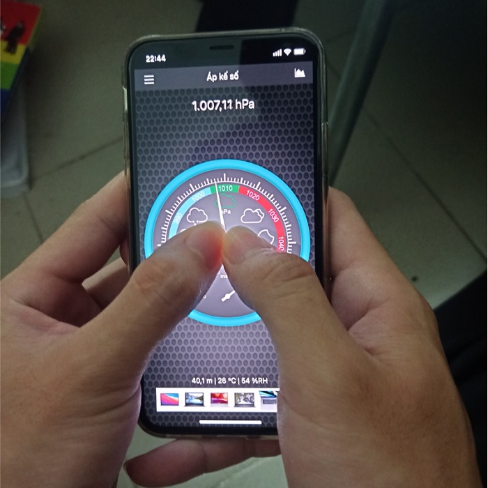 Đặt hai ngón tay vào màn hình, nhấn từ nhẹ đến mạnh