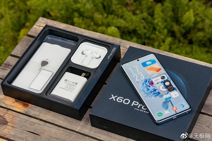 Hộp đựng và các phụ kiện đi kèm X60 Pro+