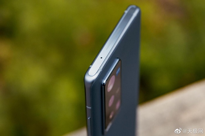 Đỉnh máy có mic thu âm thứ 2