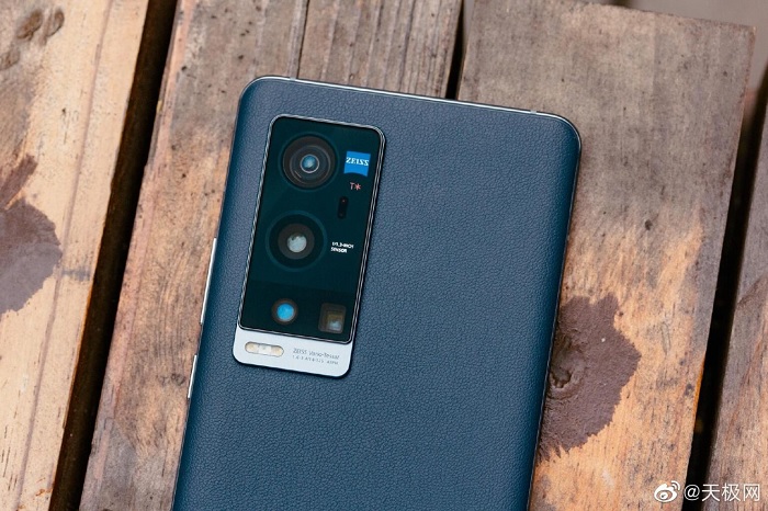 Cận cảnh cụm camera sau của Vivo X60 Pro+