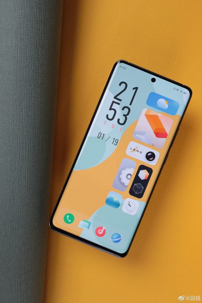 Camera selfie 32MP được đặt trong lỗ đục nhỏ chính giữa sát với cạnh trên