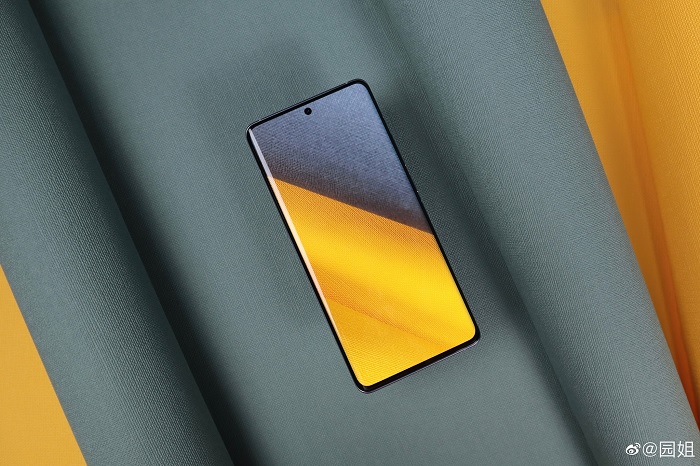 Màn hình được làm cong vát về hai bên