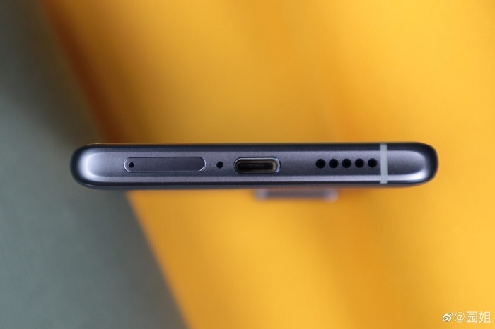 Cạnh đáy được bố trí khay cắm sim, mic thoại, cổng USB-C và loa ngoài
