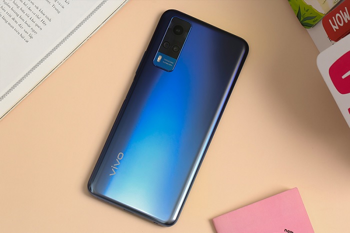 Vivo Y51 mặt lưng chất liệu nhựa giả kính và áp dụng hiệu ứng chuyển màu sang trọng