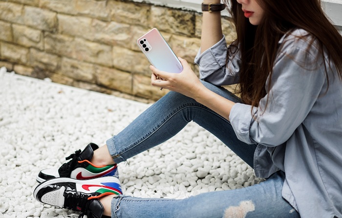 OPPO Reno5 sang trọng và quyến rũ khi cầm trong tay