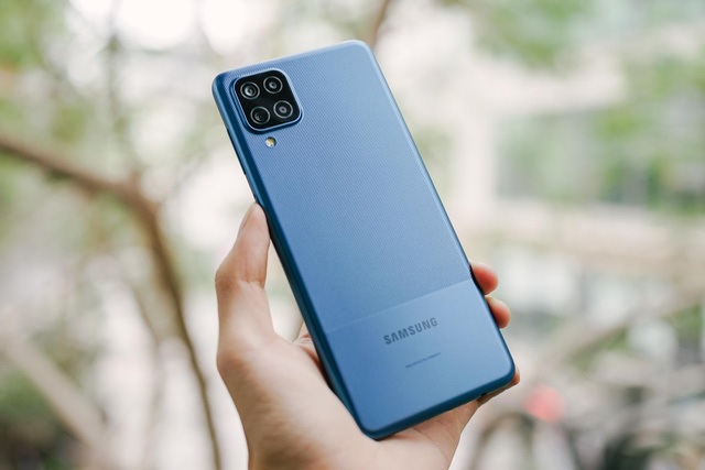 Mặt sau của Galaxy A12 được trang bị cụm camera 4 ống kính