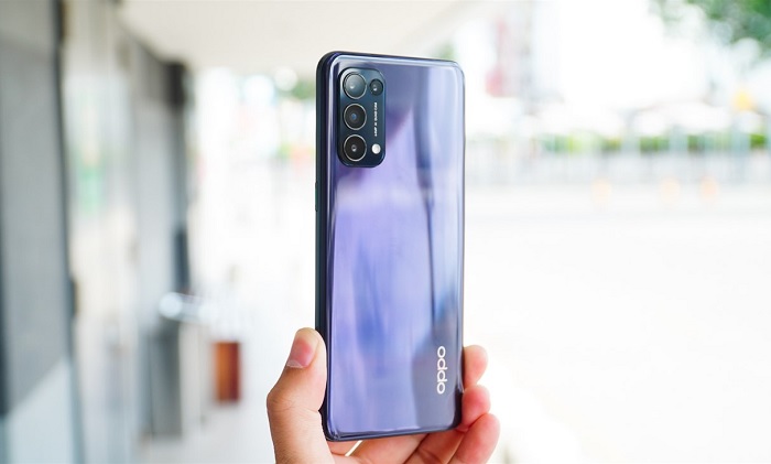 Mặt lưng OPPO Reno5 bóng bẩy, dưới mỗi góc ánh sáng sẽ khúc xạ và tán sắc ra các màu khác nhau rất hấp dẫn. Mặt lưng hơi bám vân tay nên khi sử dụng nên kèm theo ốp để đảm bảo máy luôn được mới