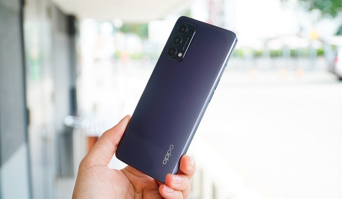 OPPO Reno5 đẹp nhưng bị bám vân tay. Cụm 4 camera phía sau được đặt góc trên cùng và nổi bật trên mặt lưng