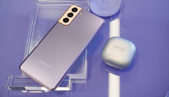 Smartphone còn có tính năng sạc nhanh không dây với công suất lên đến 15W