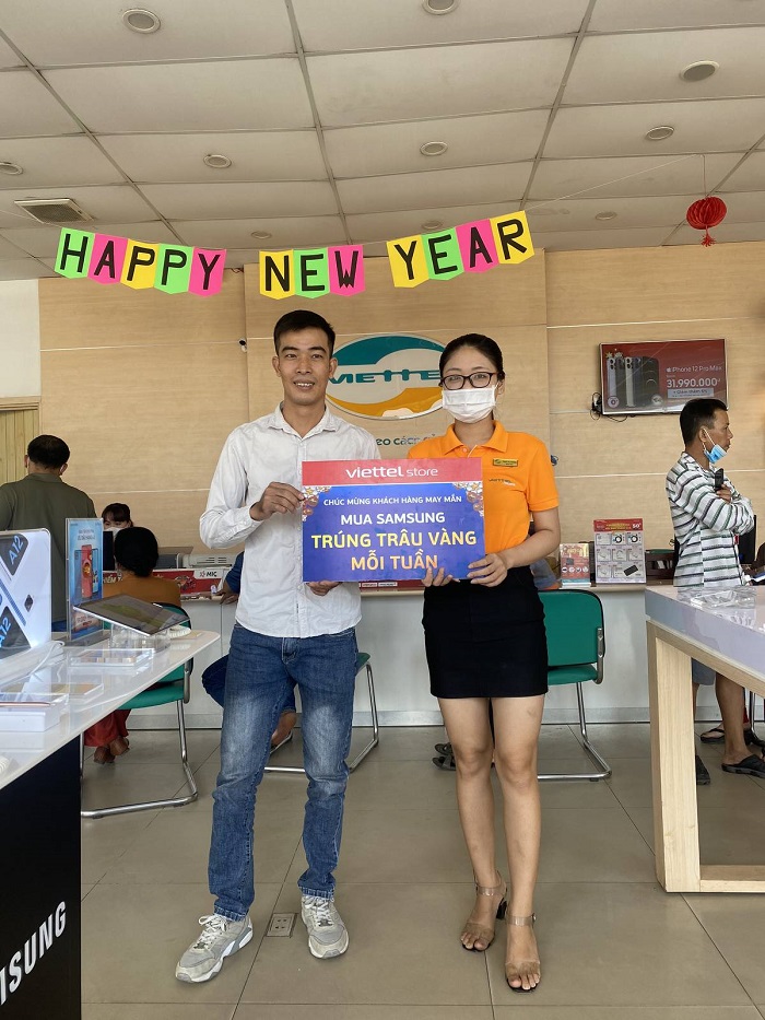 Khách hàng Nguyễn Văn Tuân nhận thưởng tại siêu thị BDG14