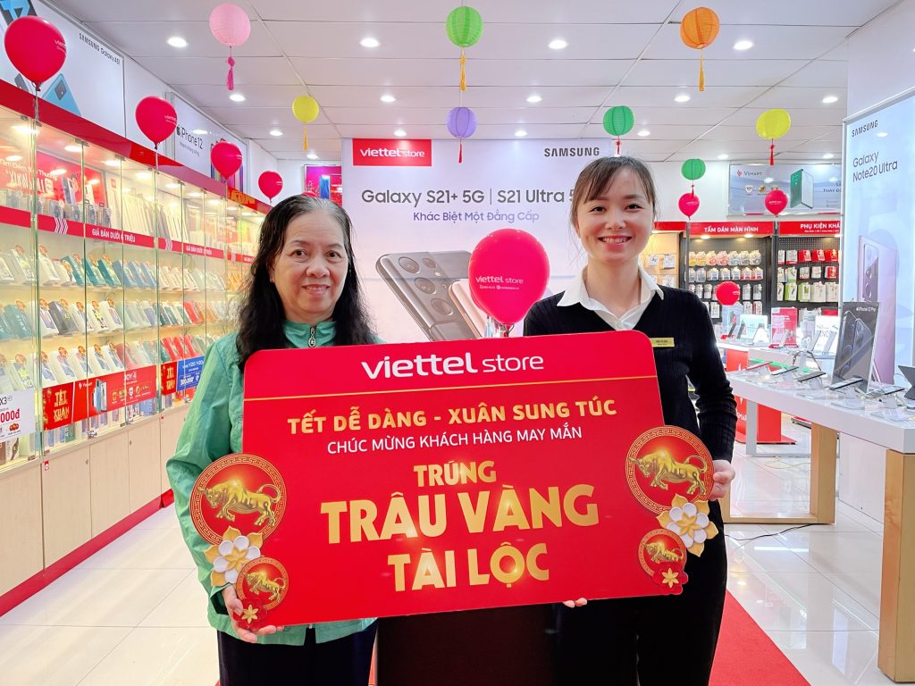 Một vị khách lớn tuổi may mắn trúng trâu vàng khi mua hàng tại Viettel Store
