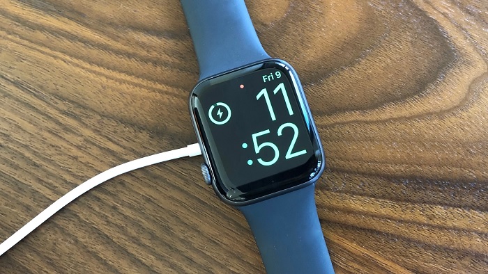 Sạc Apple Watch series 6 bằng sạc chuyên dụng đi kèm