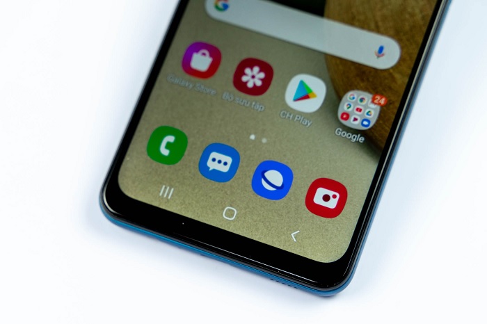Cạnh đáy của Galaxy A12 hơi dày so với các cạnh còn lại