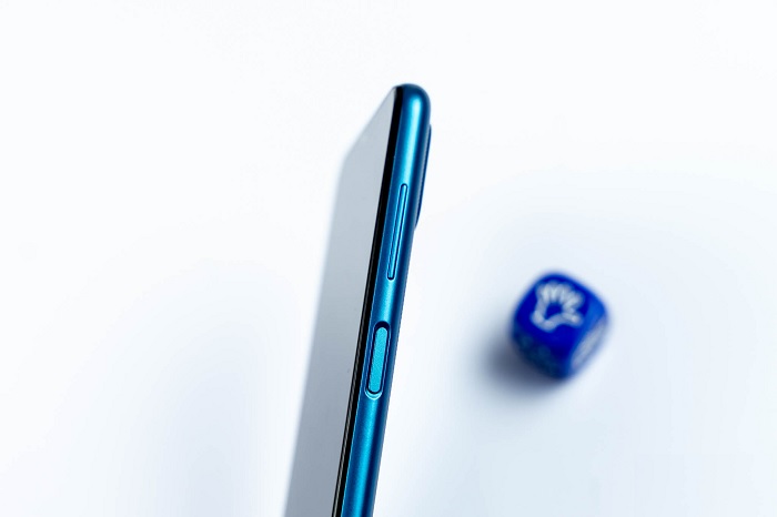 Cạnh phải được bố trí phím tăng giảm âm lượng và nút nguồn kiêm cảm biến vân tay