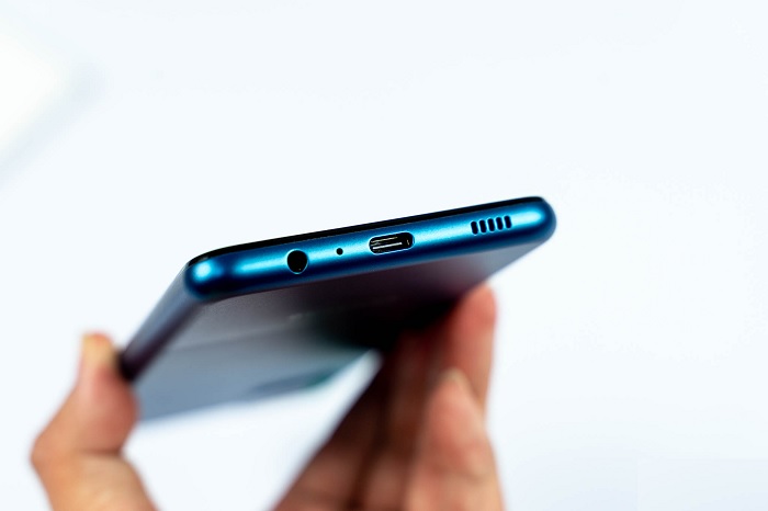 Cạnh đáy gồm jack tai nghe 3.5 mm, mic thoại, cổng sạc USB-C và loa ngoài
