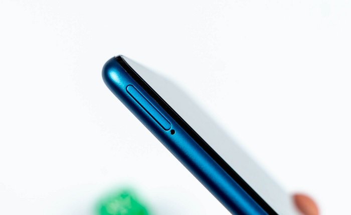 Cạnh trái là nơi đặt khay cắm sim