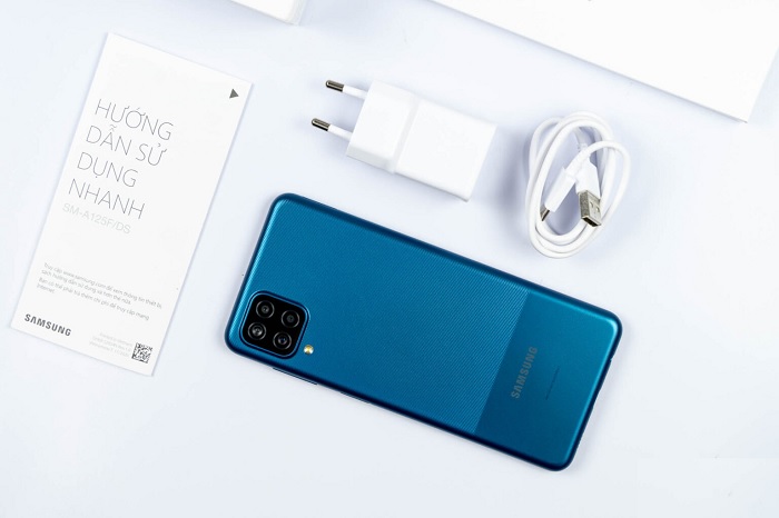 Các phụ kiện đi kèm Galaxy A12