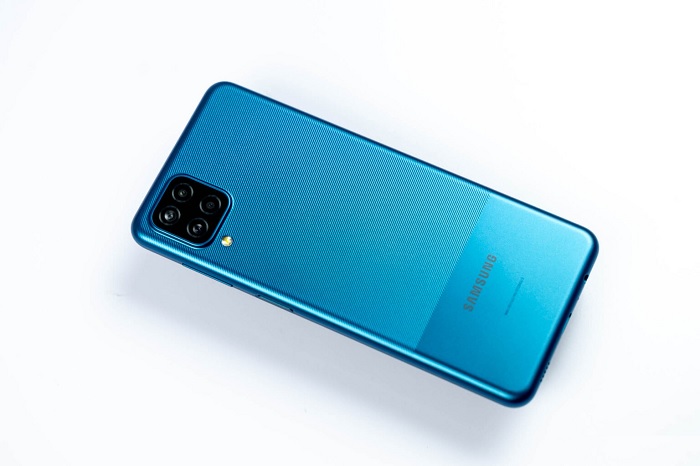 Mặt lưng của Galaxy A12 đem đến cảm giác thoải mái cho người dùng