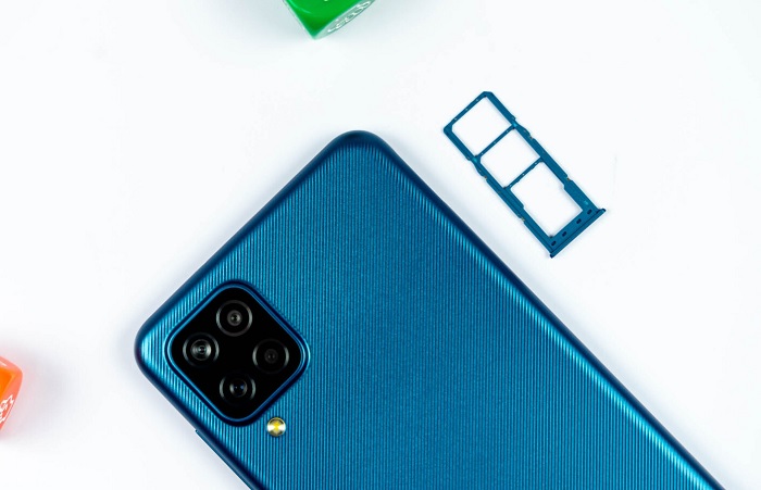 Nổi bật trên mặt lưng là cụm camera hình vuông với 4 cảm biến