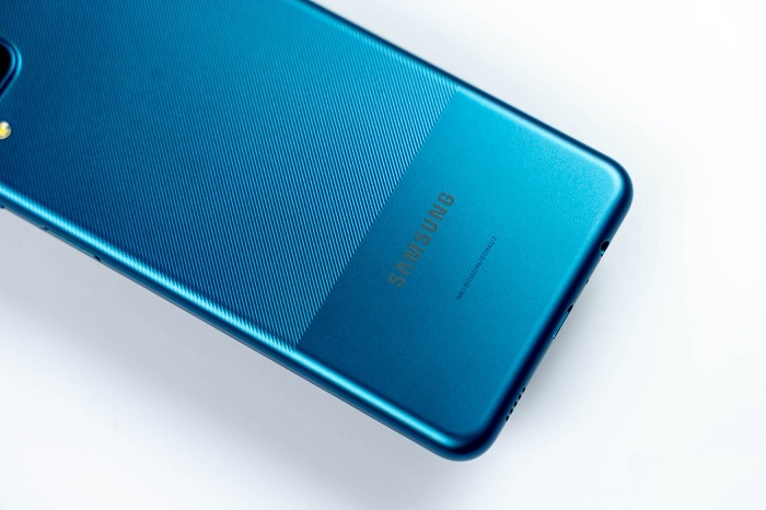 Phần thân dưới được in logo Samsung