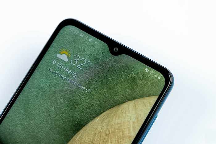 Cận cảnh camera selfie trên Galaxy A12