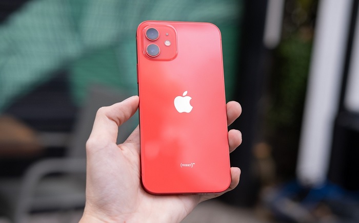 Nổi bật với iPhone 12 màu đỏ