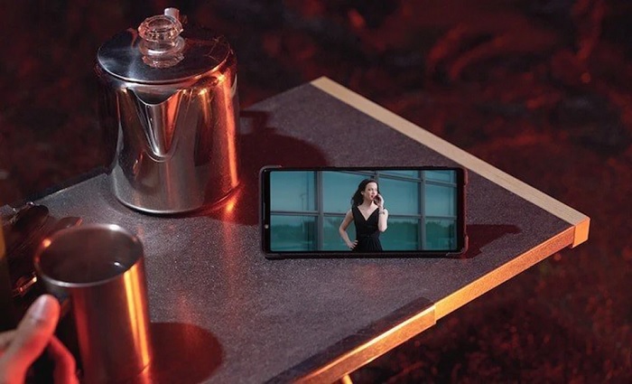 Xperia 1 II là phiên bản kế thừa của Xperia 1 với thiết kế màn hình nét căng