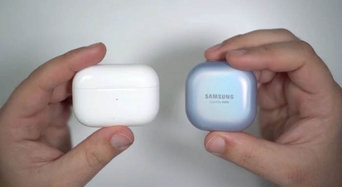 Hộp đựng AirPods Pro bên trái và Galaxy Buds Pro bên phải