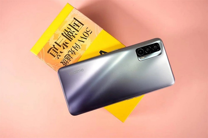 Realme V15 có thiết kế mặt lưng bóng bẩy và hào nhoáng với cụm camera hình chữ nhật