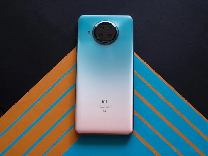 Mi 10i cũng có thiết kế bắt mắt và đặc biệt gây ấn tượng nhờ thiết kế cụm camera sau hình tròn