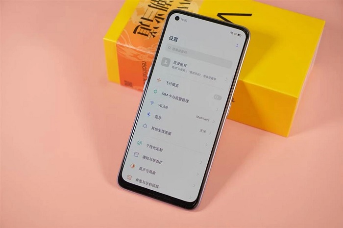V15 có màn hình nhỏ hơn và không được tích hợp tốc độ làm tươi cao như Mi 10i