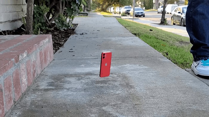 iPhone 12 mini sau khi rơi xuống và bật lên
