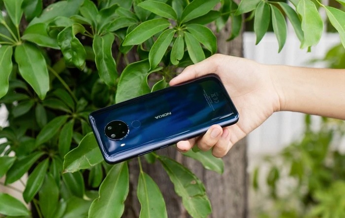 Nokia 5.4 có mặt lưng bóng bẩy