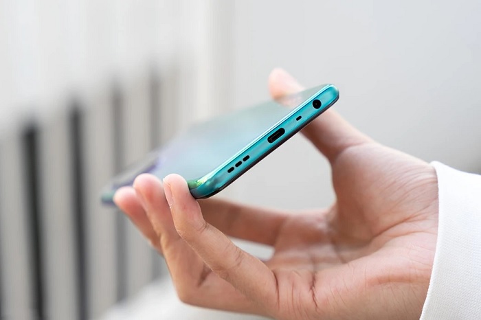 Cạnh dưới máy có chứa jack cắm tai nghe 3.5mm, cổng kết nối và hệ thống loa