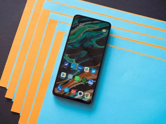 Mặt trước Xiaomi Mi 10i được trang bị màn hình đục lỗ với lỗ đục đặt ở giữa sát cạnh trên, được bảo vệ bởi kính cường lực Gorilla Glass 5