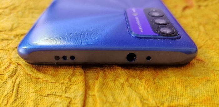 Phía trên đỉnh máy gồm jack cắm và hệ thống loa