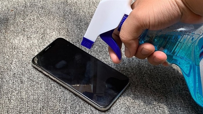 Không sử dụng chất tẩy rửa công nghiệp vệ sinh camera của điện thoại