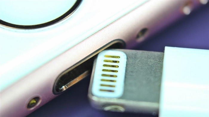 Nên vệ sinh cổng sạc của điện thoại thường xuyên