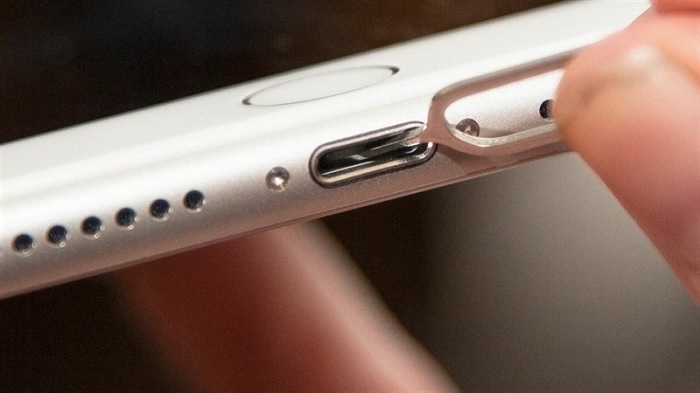 Dùng que chọc sim lấy bụi bẩn ở bên trong ra khỏi cổng sạc