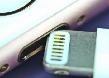 vệ sinh cổng sạc iPhone