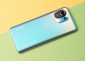 Trên tay Xiaomi Mi 11 tại Việt Nam: Smartphone đầu tiên chạy chip Snapdragon 888